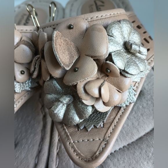 Clarks Artisan Womans 5.5 Floral Thong Sandal Leather Pink Silver Cushioned - Picture 2 of 8